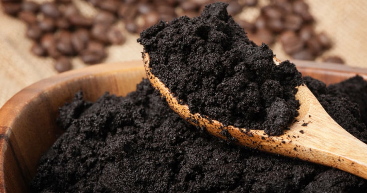 Photo de marc de café dans une cuillère et une tasse