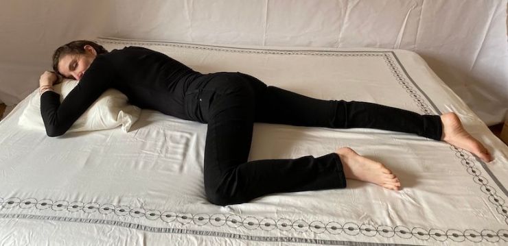 Jeune femme dormant sur le ventre, la tête tournée sur le côté