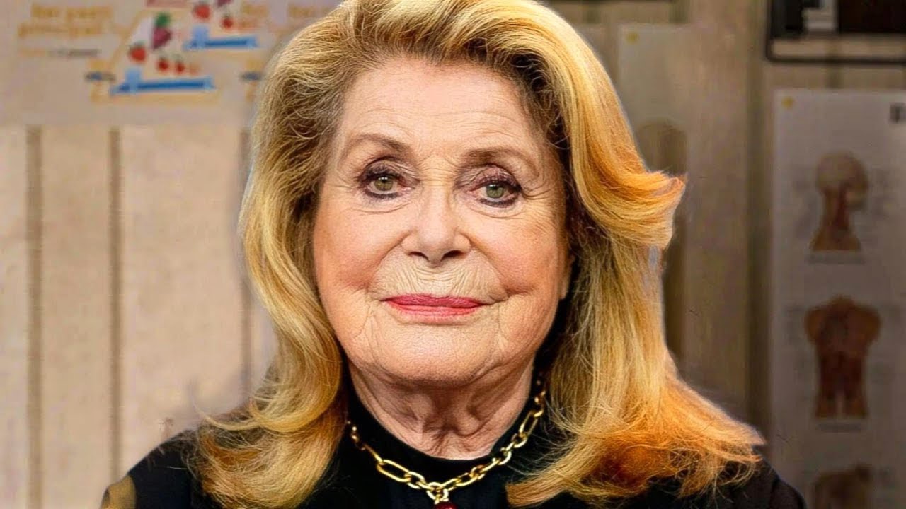 Catherine Deneuve souriante, illustrant une routine beaut&eacute; naturelle