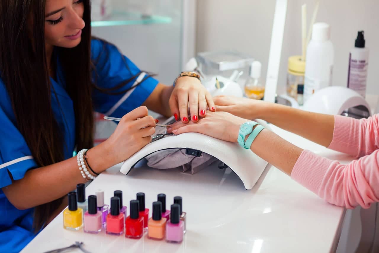 Préparation des ongles avant pose de vernis