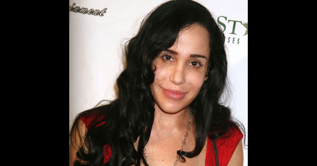 Portrait actuel de Nadia Suleman, souriante et sereine