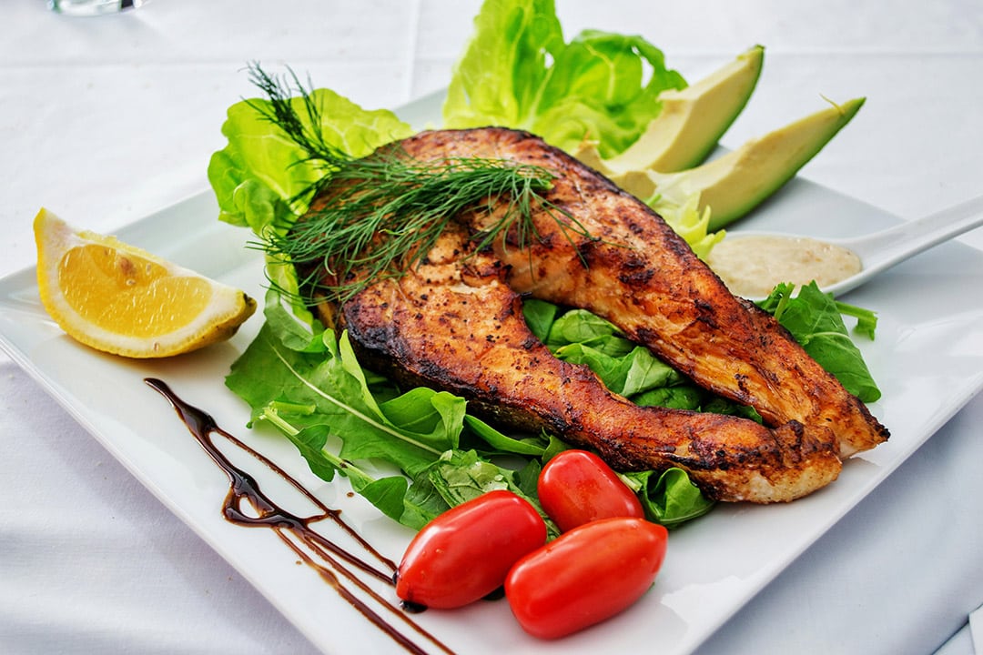 Assiette de nourriture riche en vitamine B12