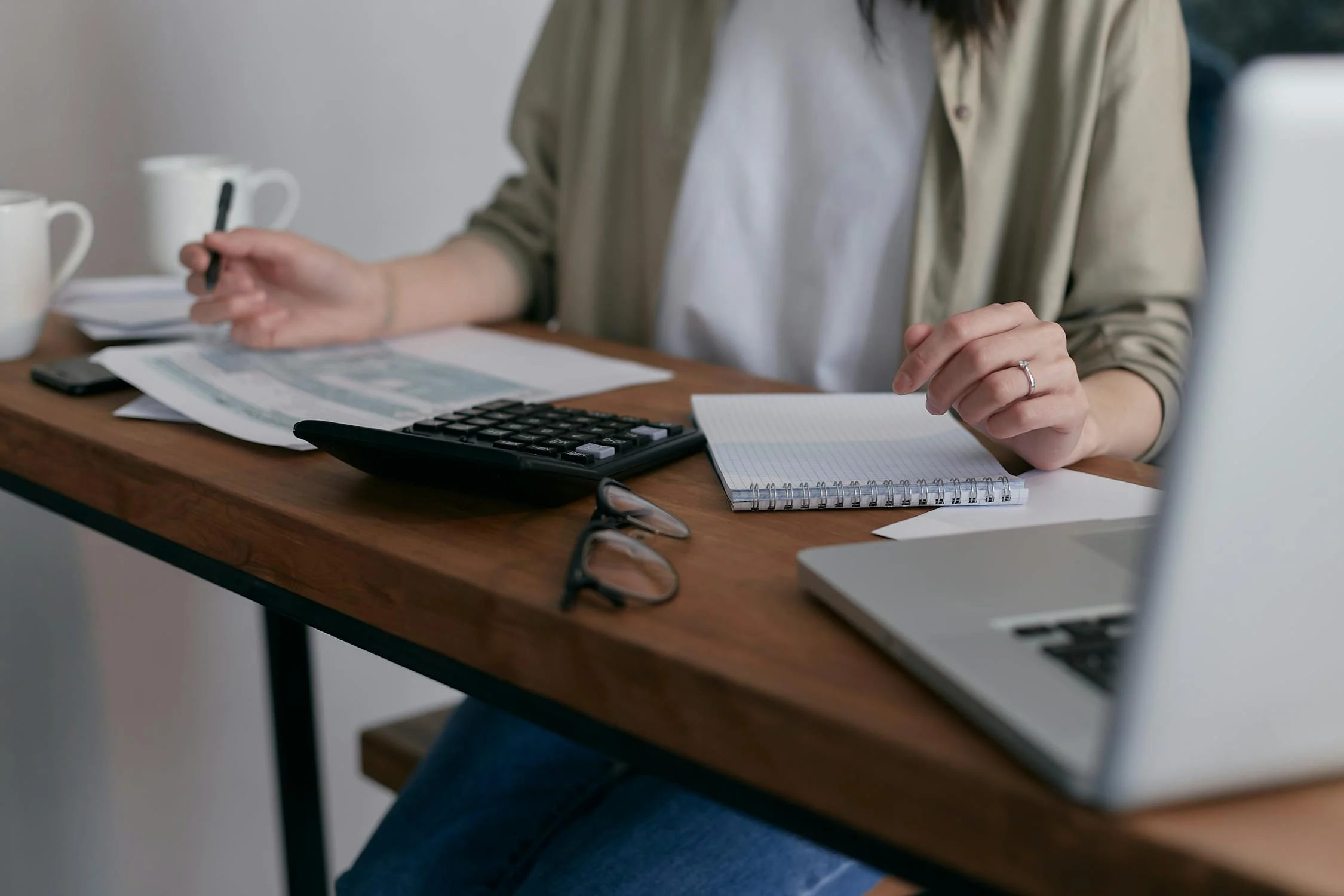 Femme travaillant assise &agrave; un bureau