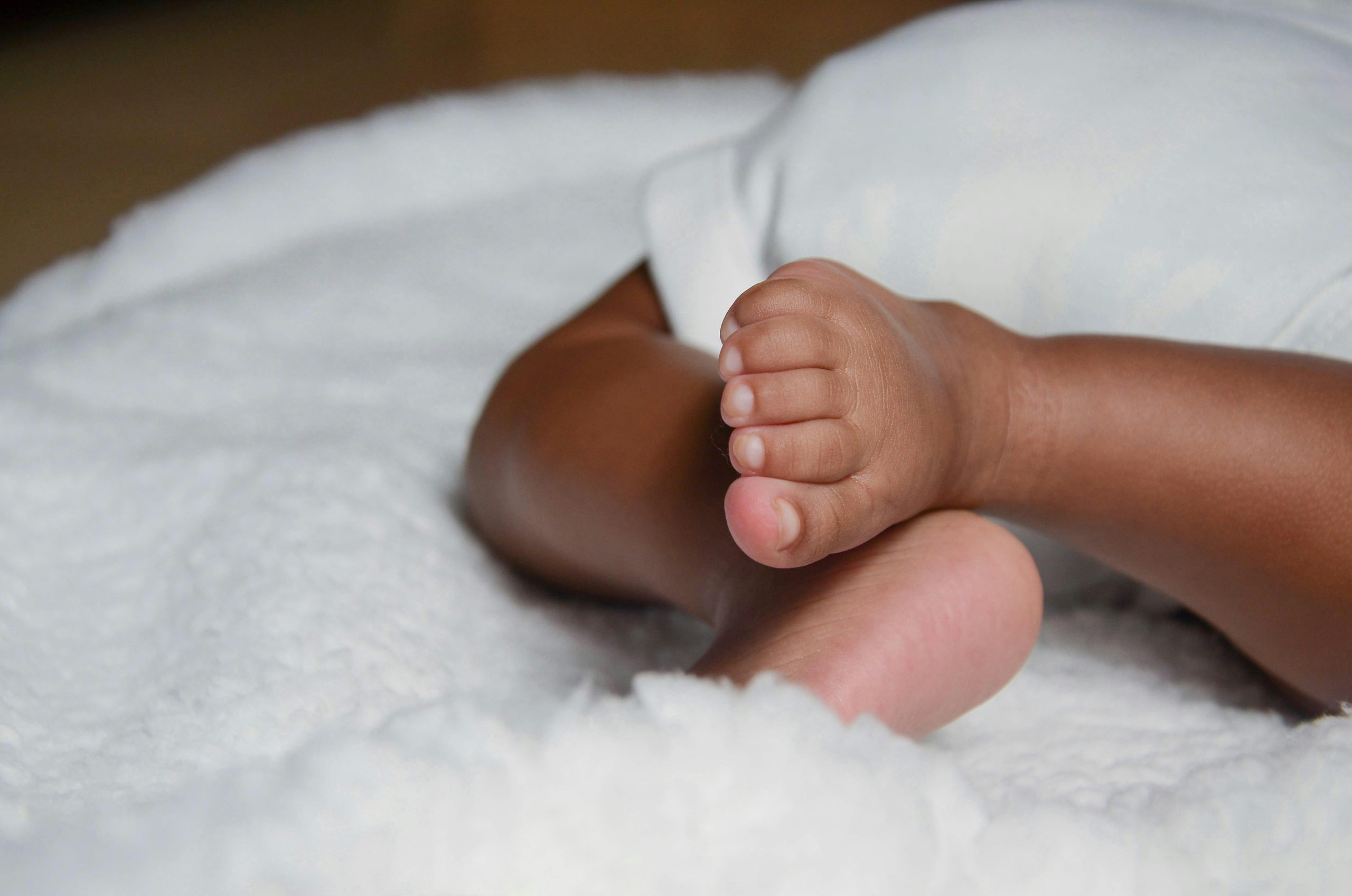 Femme en larmes tenant un nouveau-né
