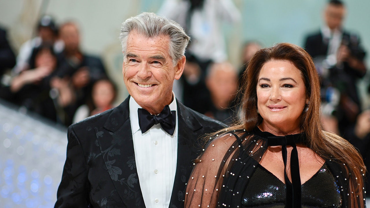 Couple marchant main dans la main sur un tapis rouge