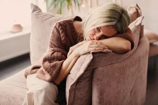 Personne regardant par la fenêtre avec sentiment de vide intérieur