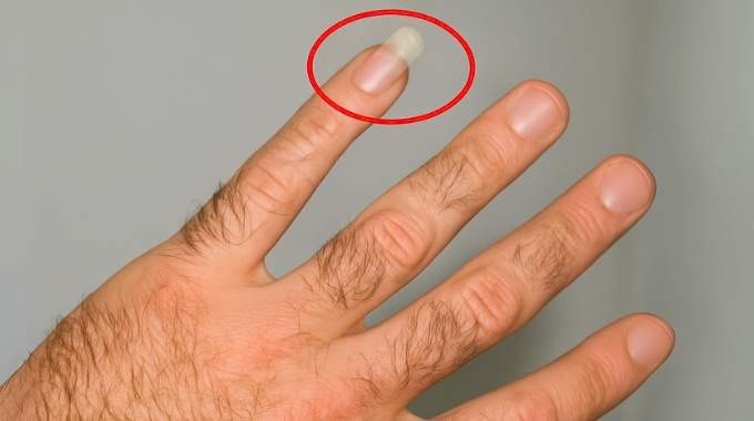 Variations modernes du port de l'ongle long selon les cultures