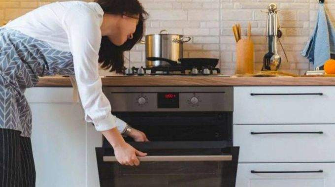 Casseroles et po&ecirc;les empil&eacute;es &agrave; l'int&eacute;rieur d'un four