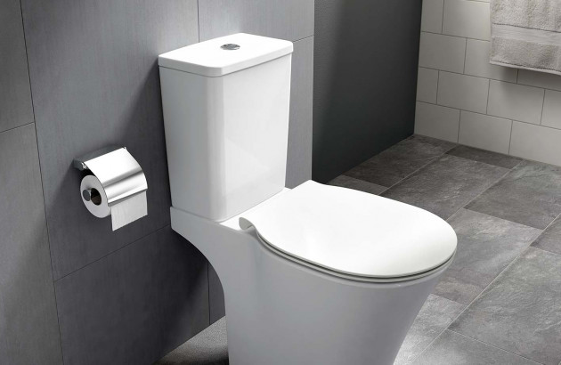 Différents modèles de mécanismes de chasse d'eau posés sur un carrelage