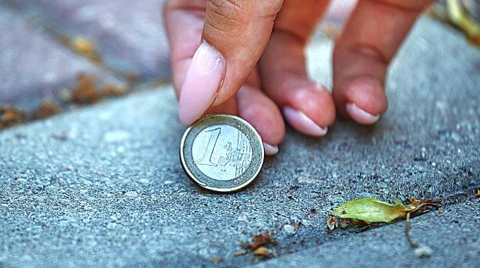 Plusieurs pièces de monnaie éparpillées sur une surface en bois
