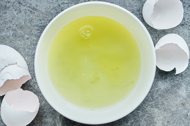 Bol contenant des blancs d'œufs liquides