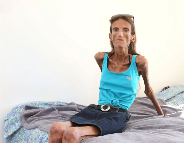 Valérie apparaissant fatiguée, les traits tirés