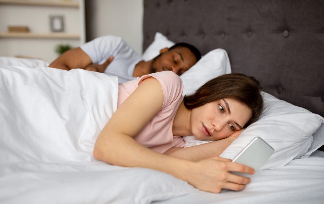 Femme regardant son téléphone avec inquiétude