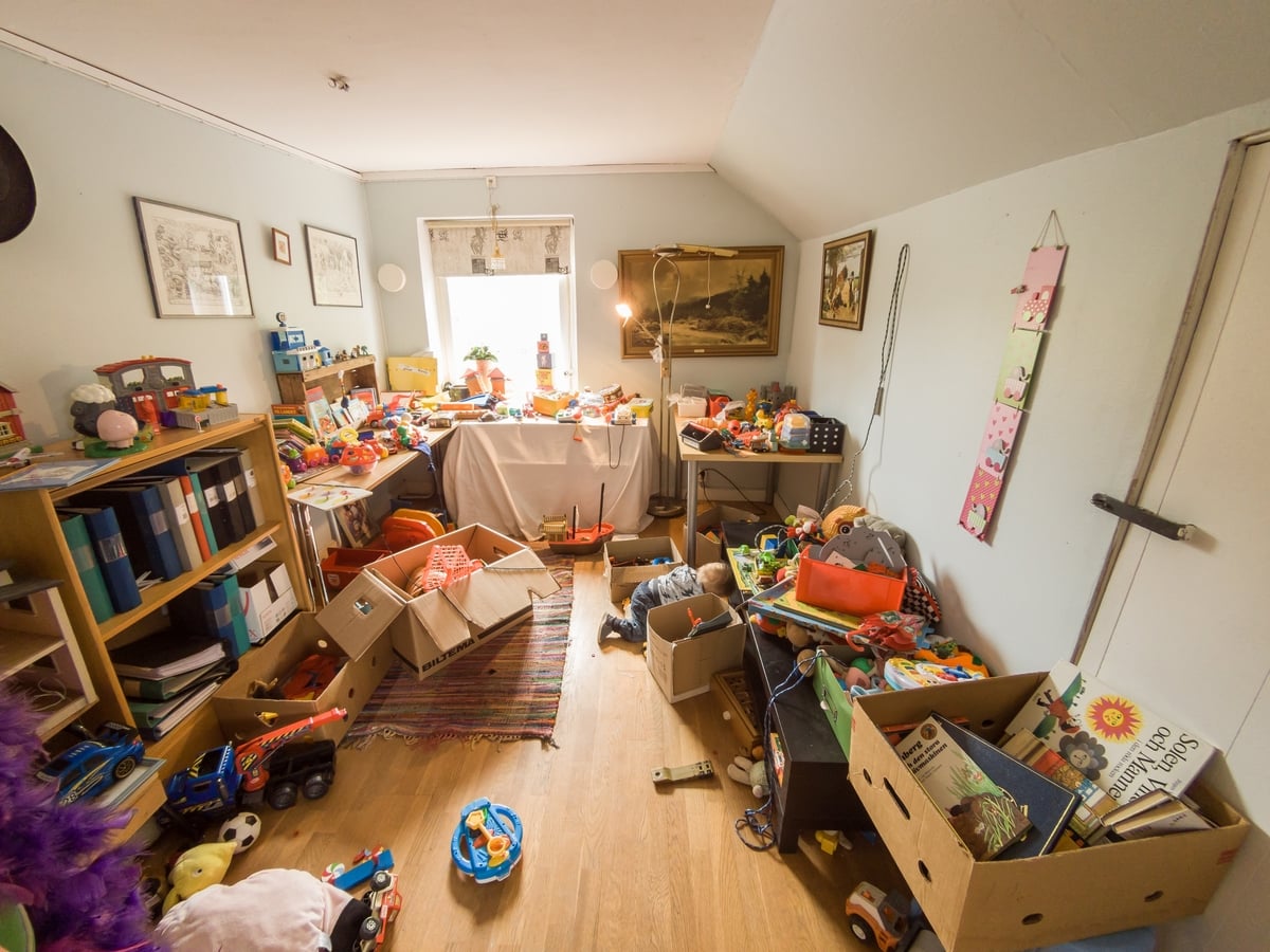 Int&eacute;rieur encombr&eacute; d'une habitation, illustrant l'accumulation compulsive