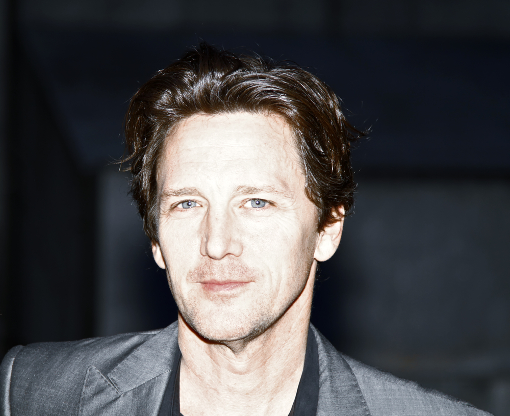 Symbole d'un chemin sinueux menant à un horizon paisible