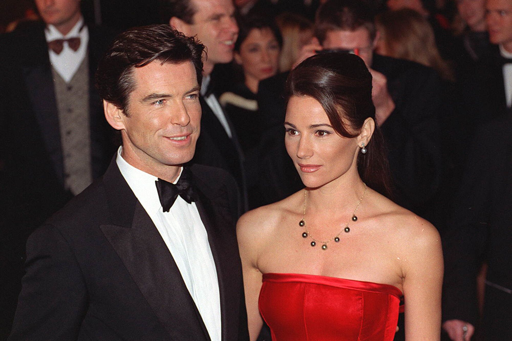 Pierce Brosnan et Keely Shaye Smith se souriant lors d'un événement