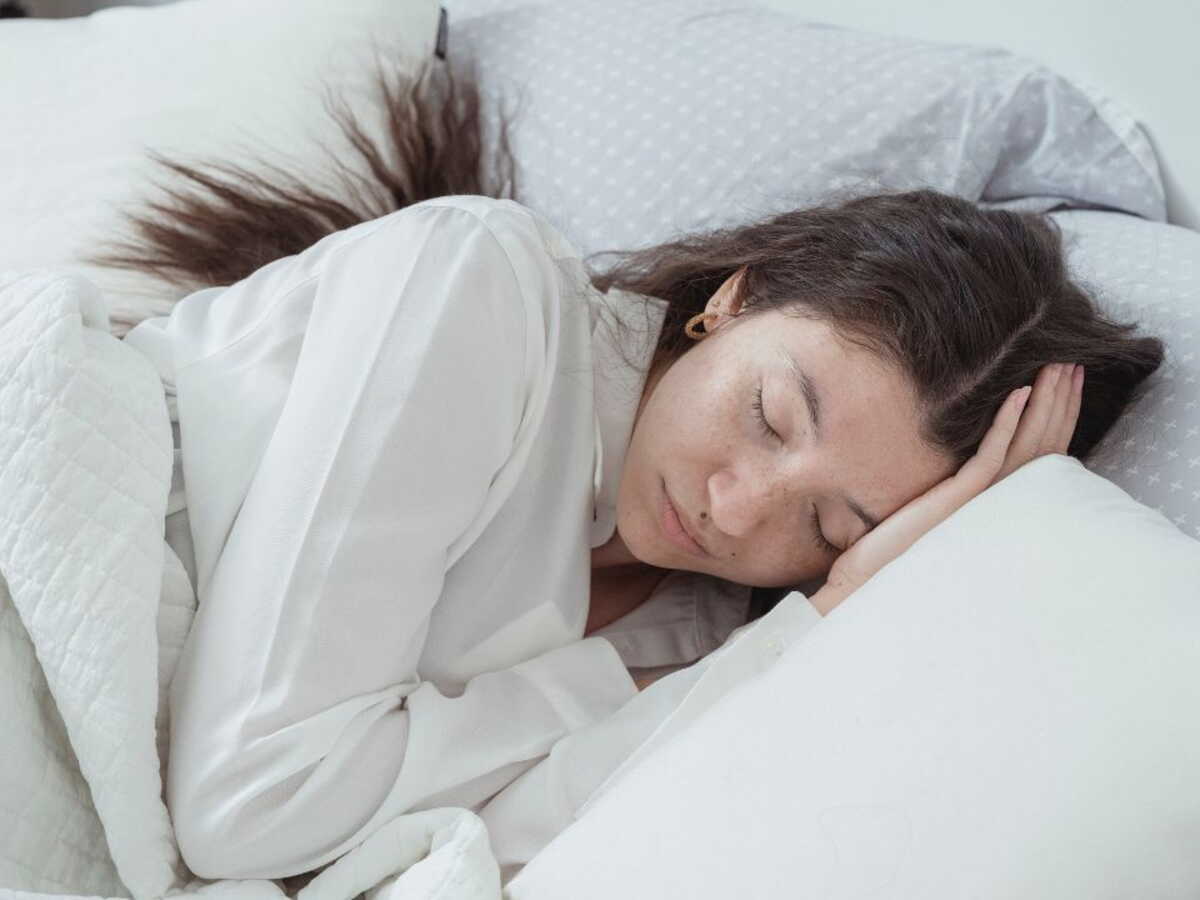 Personne dormant sur le côté gauche