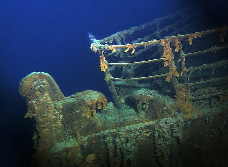 Épave du Titanic montrant des débris et une chaussure sur le fond marin