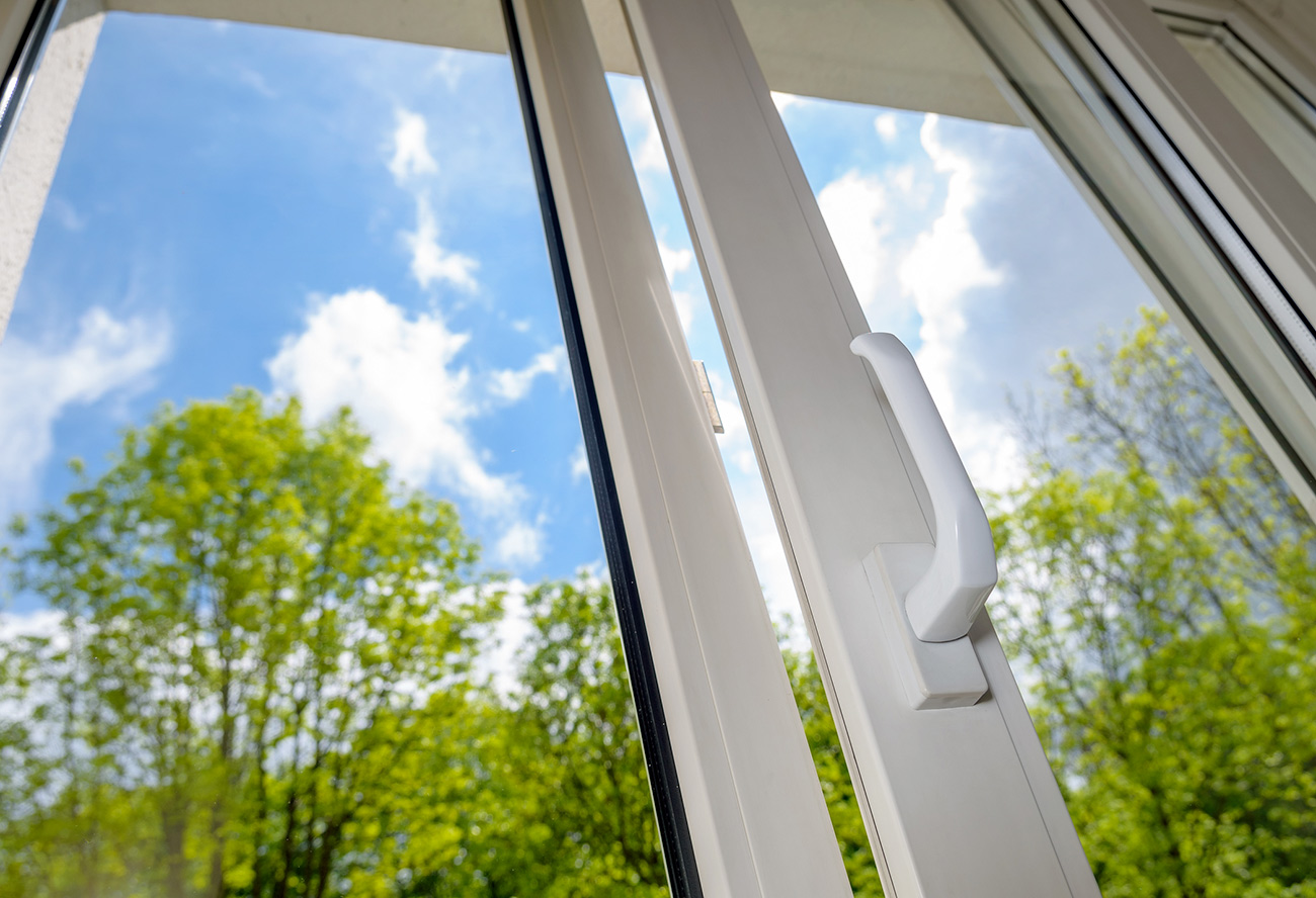 Personne essuyant une vitre embu&eacute;e avec un chiffon