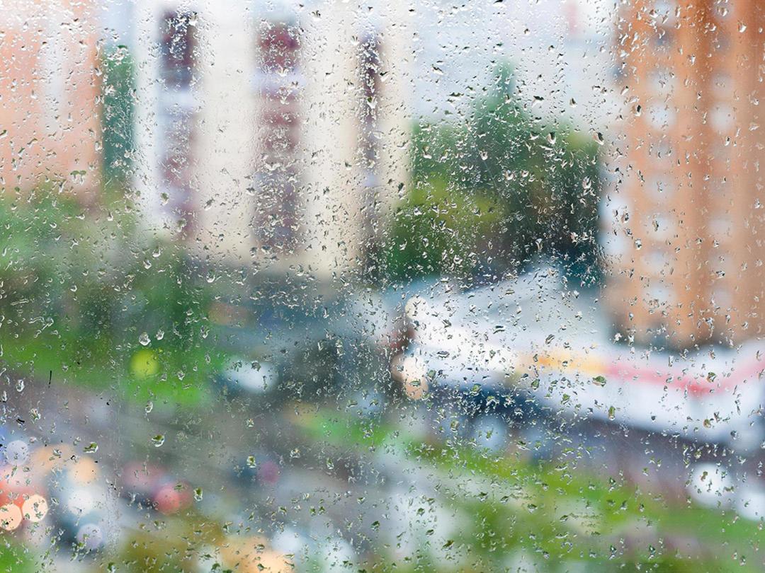 Fen&ecirc;tre ouverte laissant entrer l'air frais