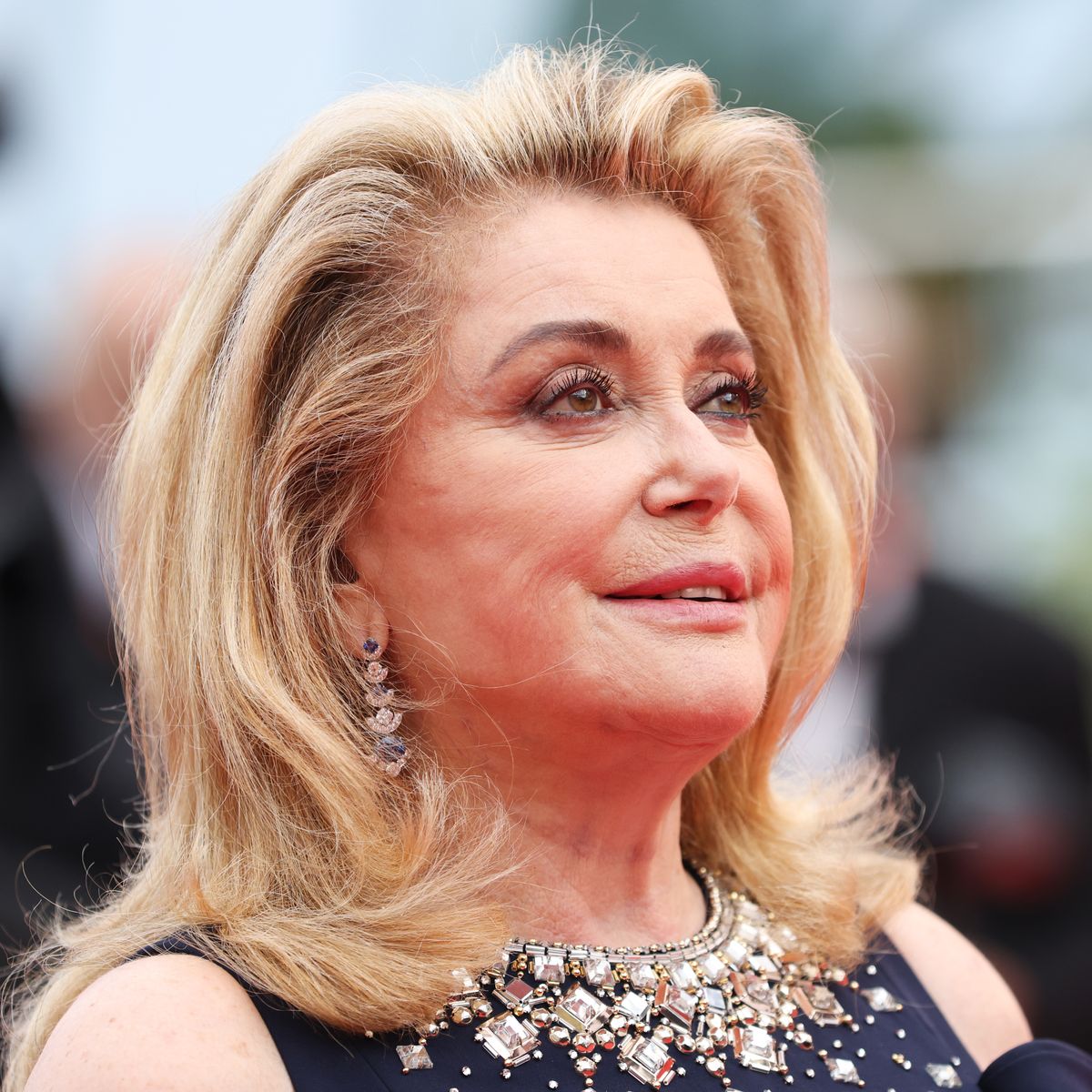 Portrait de Catherine Deneuve mettant en avant son &eacute;l&eacute;gance naturelle